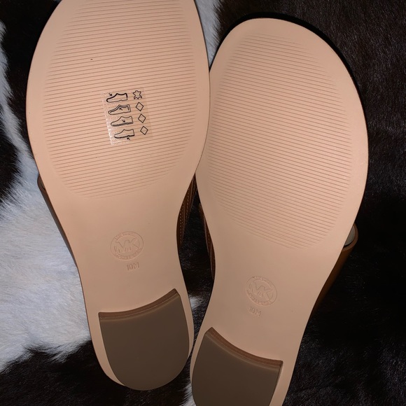 AUGUST FLAT - Picture 3 of 4